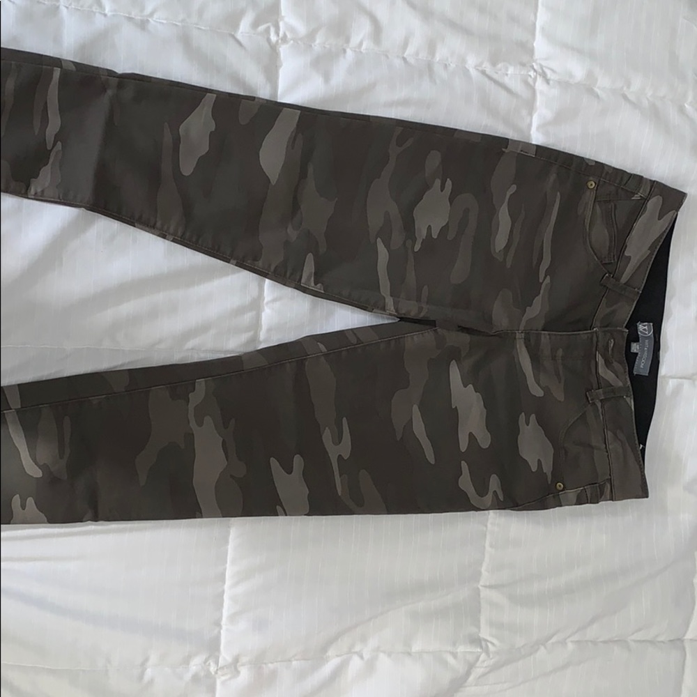 Wit & Wisdom Camo cropped pants size 6P